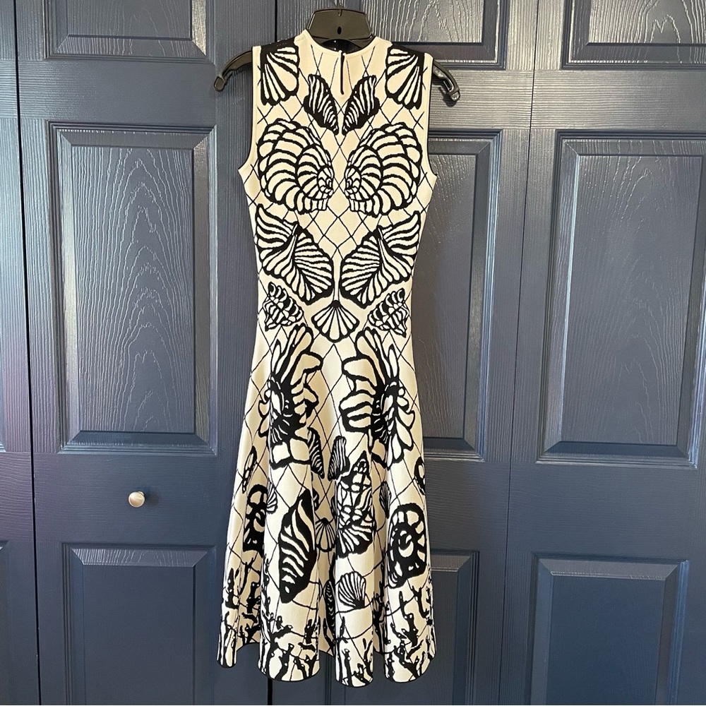 Alexander McQueen Sleeveless Shell Jacquard Midi Dress - Picture 3 of 14